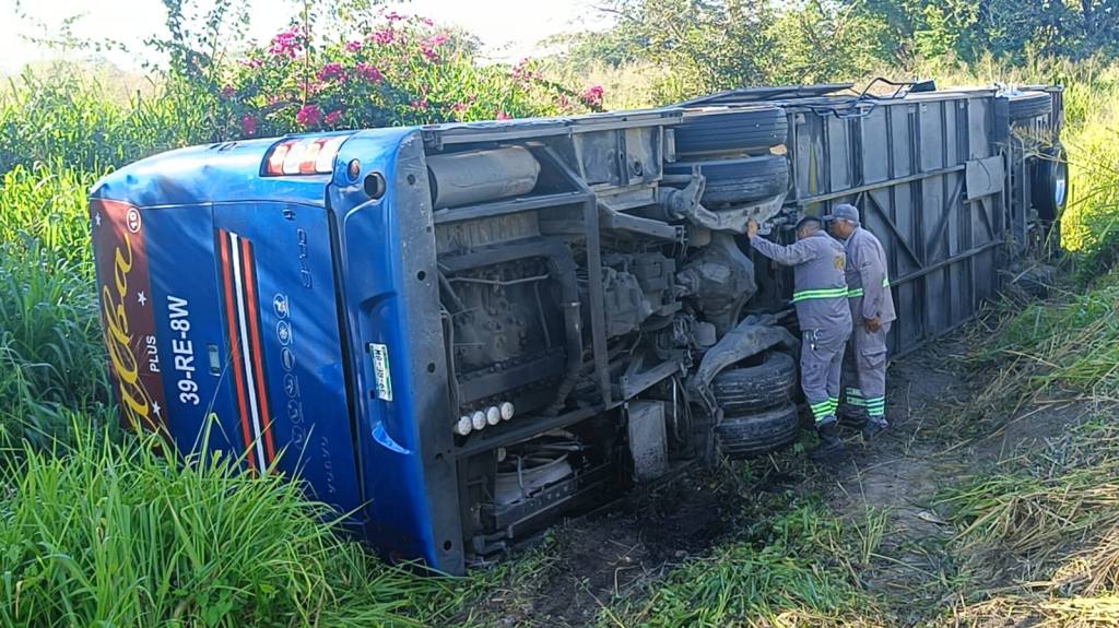 Volcadura de autobús turístico deja siete lesionados en Pánuco, el vehículo proveniente de Monterrey, Nuevo León con destino a Huejutla, terminó a un costado de carretera federal Alazán&nbsp;-Canoas.