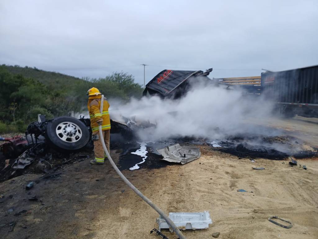 Dos choferes mueren calcinados tras choque frontal de tráilers en la&nbsp;González–Llera