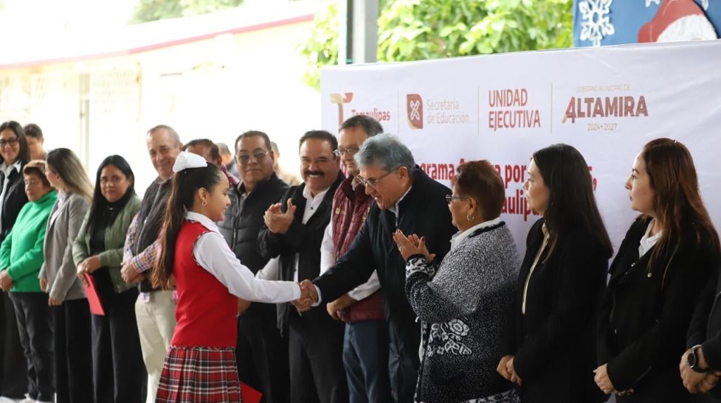 Entrega Armando Martínez becas&nbsp;educativas