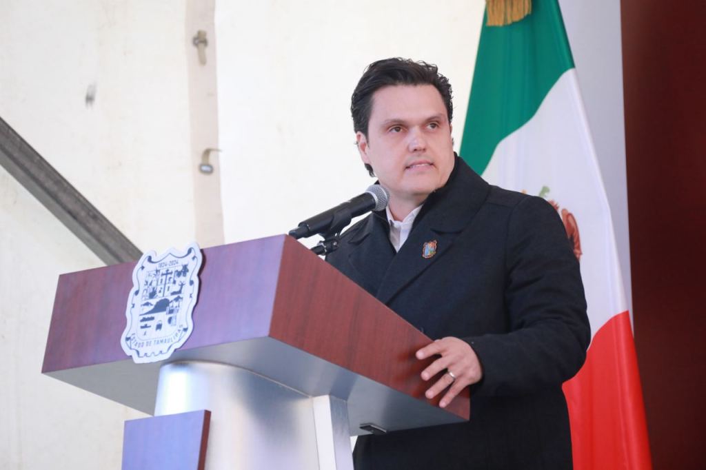 EXHIBEN CIMIENTOS DE LA CASA DEL PUEBLO;       