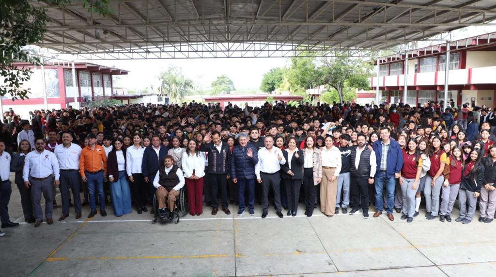 Refrenda Armando Martínez compromiso con la&nbsp;educación