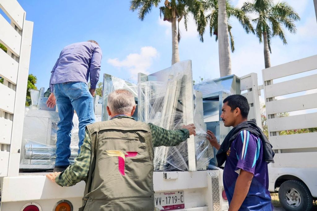 Entrega SEBIEN estufas y tinacos en Xicoténcatl