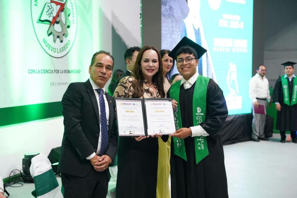 REITERA ALCALDESA CARMEN LILIA CANTUROSAS COMPROMISO CON LA JUVENTUD Y LA EDUCACIÓN EN GRADUACIÓN DEL TEC DE NUEVO&nbsp;LAREDO