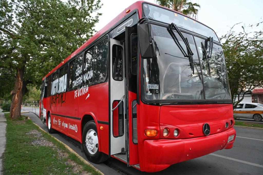 Entrega Lalo Gattás tarjetas de transporte escolar&nbsp;gratuito.