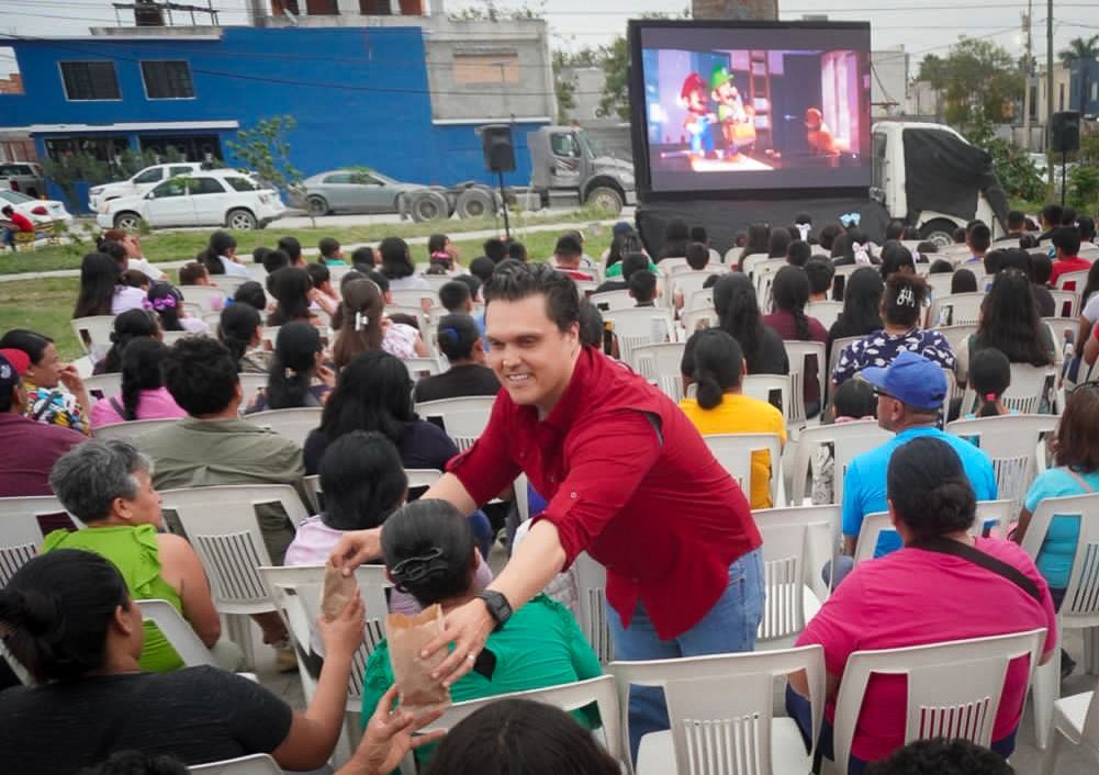 Disfrutan chicos y grandes “HP Cinema” en balcones de Alcalá, conviviendo con el diputado Humberto Prieto&nbsp;Herrera.