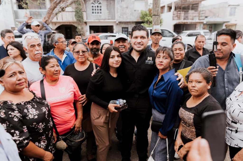 Beto Granados atiende a vecinos de la Villa Española