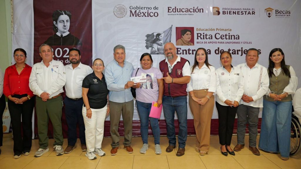 Entrega Armando Martínez tarjetas del programa de becas “Rita&nbsp;Cetina”