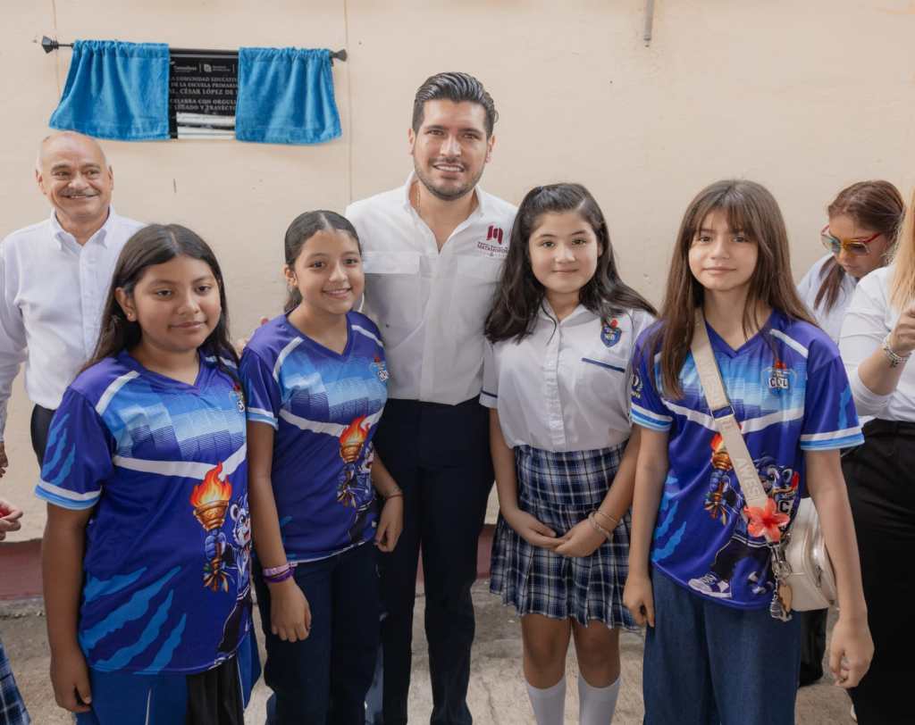 Celebra primaria «César López de Lara» su 50 aniversario con ceremonia cívica encabezada por el alcalde Beto Granados