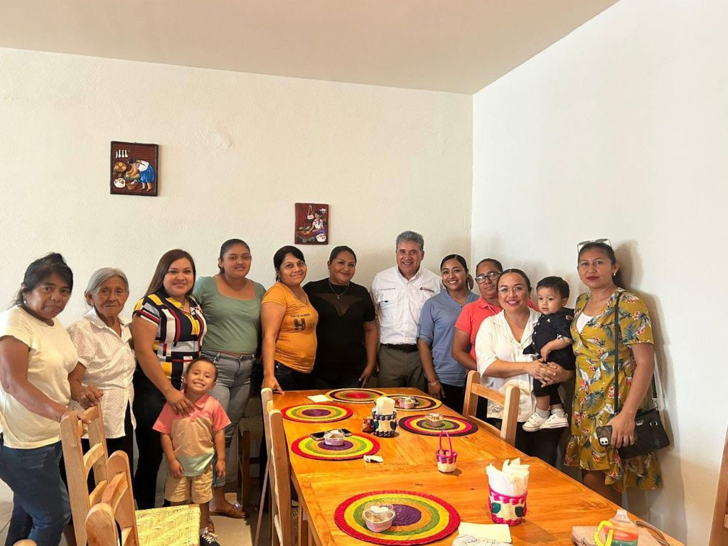Reconoce Armando Martínez a mamás de alumnos de nivel&nbsp;básico
