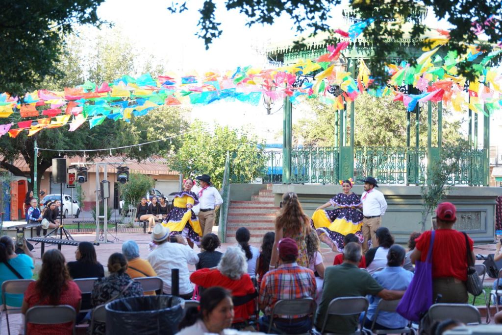 FAMILIAS LLENAN DE MÚSICA, BAILE Y COLOR EL CENTRO HISTÓRICO DE NUEVO&nbsp;LAREDO