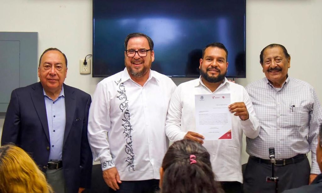 Entrega Miguel Ángel Valdez García nombramiento al nuevo titular del CREDE Nuevo&nbsp;Laredo