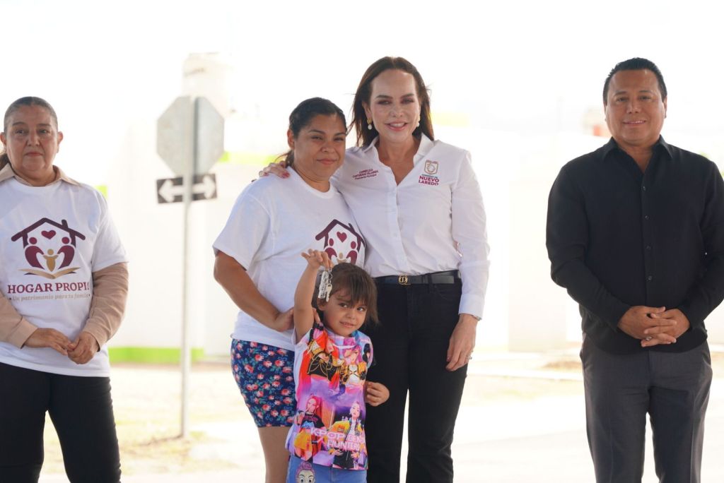 CARMEN LILIA CANTUROSAS ENTREGA VIVIENDAS A MUJERES JEFAS DE FAMILIA Y CONVIERTE SU ESFUERZO EN&nbsp;PATRIMONIO