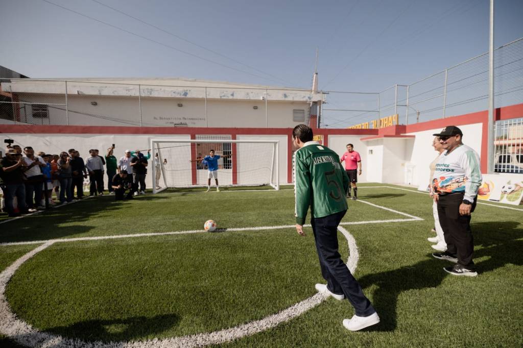 Beto Granados inaugura canchas de Fútbol 5 en el Deportivo Eduardo&nbsp;Chávez