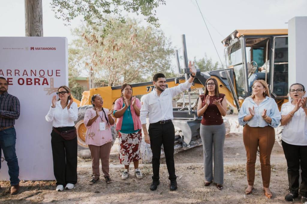 Beto Granados entrega apoyos escolares e inicia pavimentación en&nbsp;Matamoros