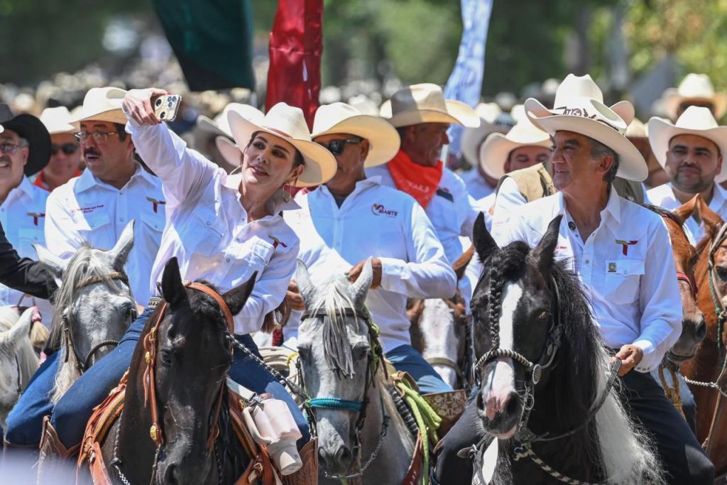 CARMEN LILIA CANTUROSAS SE SUMA A LA CABALGATA DE LA UNIDAD Y REAFIRMA RESPALDO AL GOBERNADOR AMÉRICO VILLARREAL