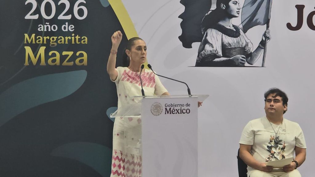“Mi primer empleo fue repartiendo volantes en un restaurante”: Sheinbaum recuerda sus inicios ante&nbsp;jóvenes