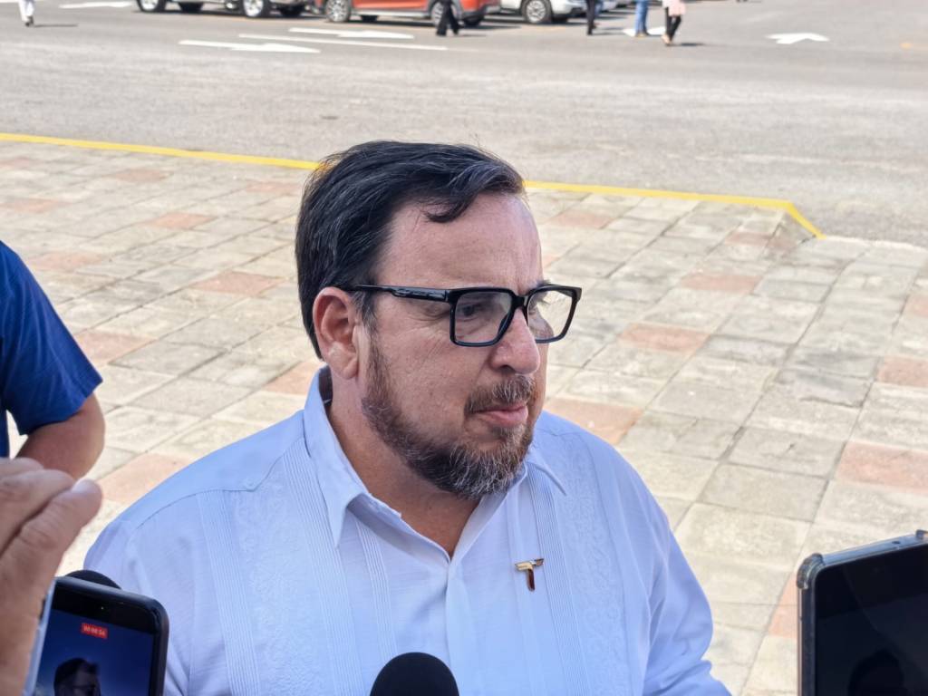 Miguel Ángel Valdez García propone conectar cámaras escolares a mesas de seguridad y descarta renuncia