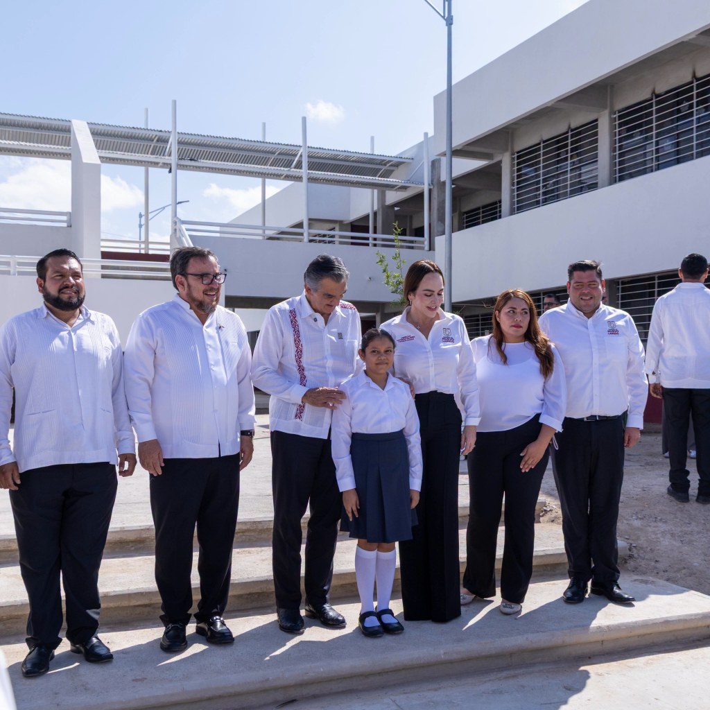 El gobernador inauguró la Primaria «Maestra Beatriz Anaya de Villarreal» en honor a su madre
